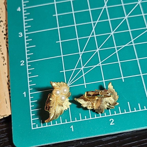 Clip on Earrings for sale vintage earrings gold pearl design - Picture 11 of 15